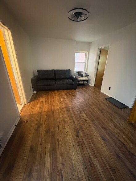 Building Photo - 816 Adelaide St