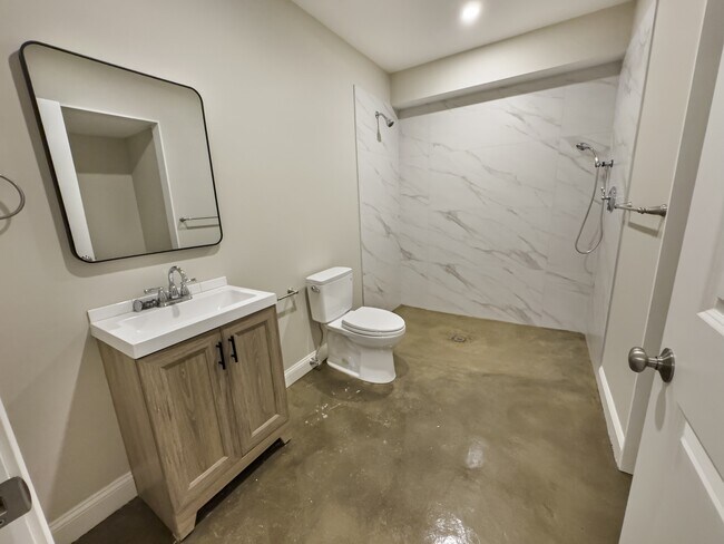 Building Photo - 40 Waverly St