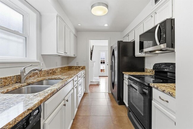 Building Photo - 6631 Valleyside Rd