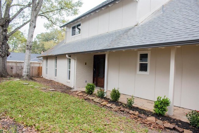 Building Photo - 10602 Riverview Dr