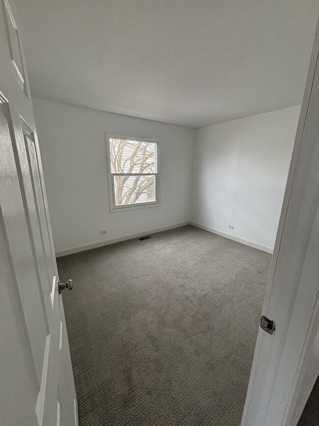 Building Photo - 1707 Queensbury Cir