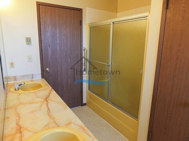 Building Photo - Spacious 4 Bedroom Home with Fenced Backyard & Garage