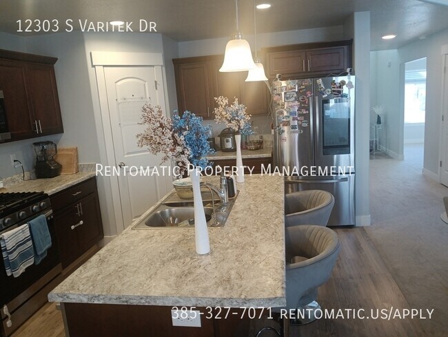 Building Photo - 12303 S Varitek Dr