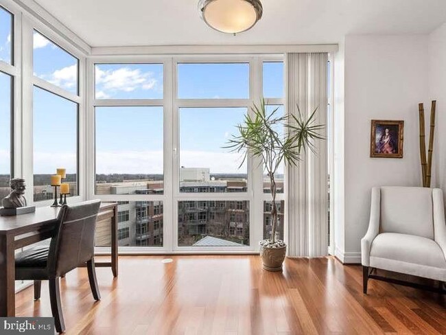 Building Photo - 8220 Crestwood Heights Dr