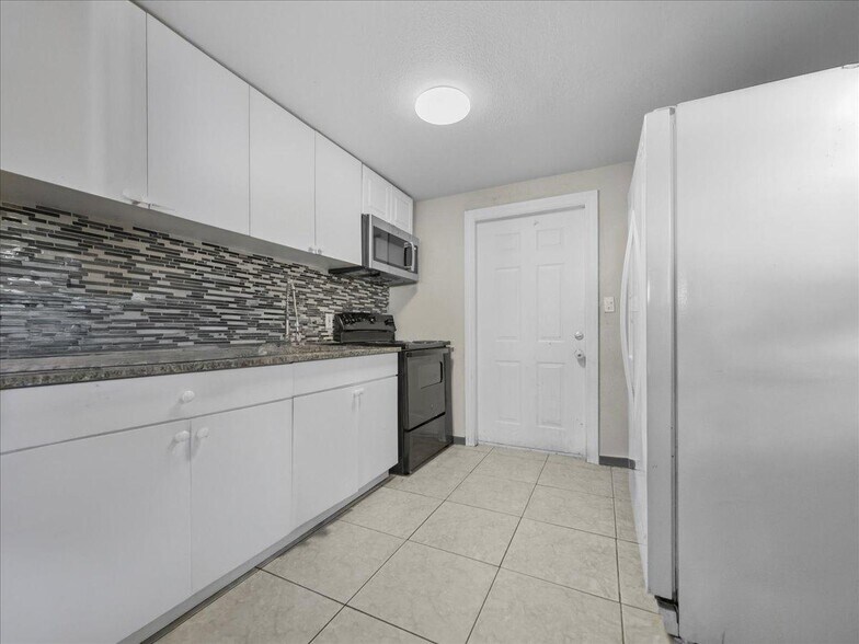 Building Photo - 5406 Sholtz St