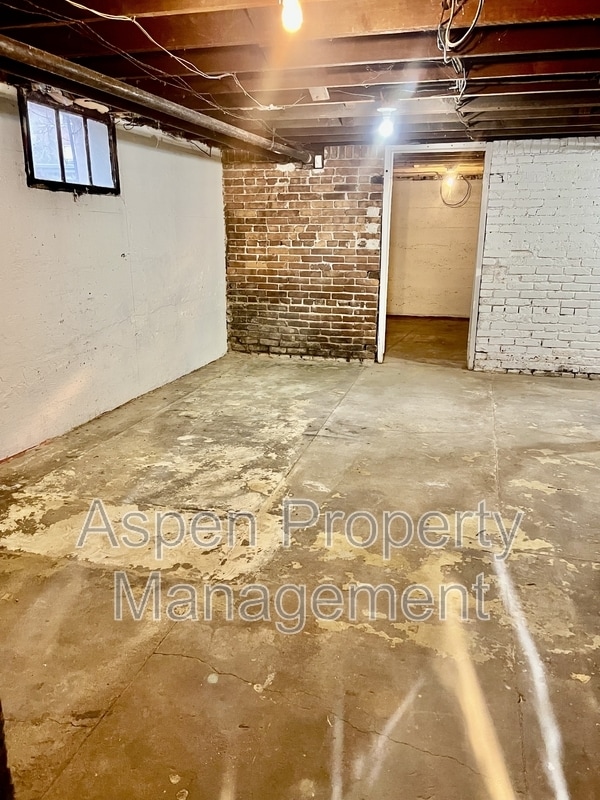 Building Photo - 1626 Dodge St