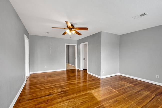 Building Photo - Cozy 3 bedroom home with large yard!