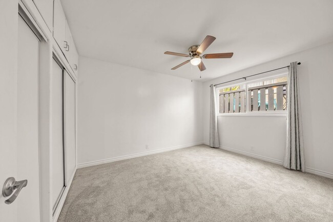 Building Photo - 2 Bed 1 Bath Updated Gated Condo Near Beac...