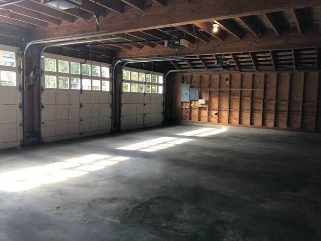 Building Photo - Elegant and Luxury home in Medina, 5 bedro...
