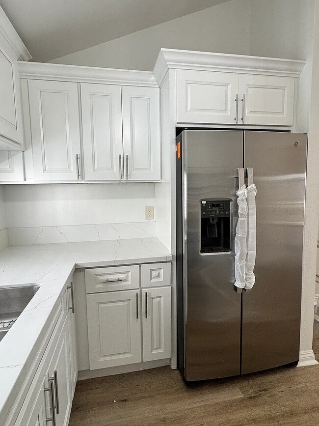 Building Photo - "Charming 1-Bedroom Retreat in Naperville - Perfect for Comfortable Living!"