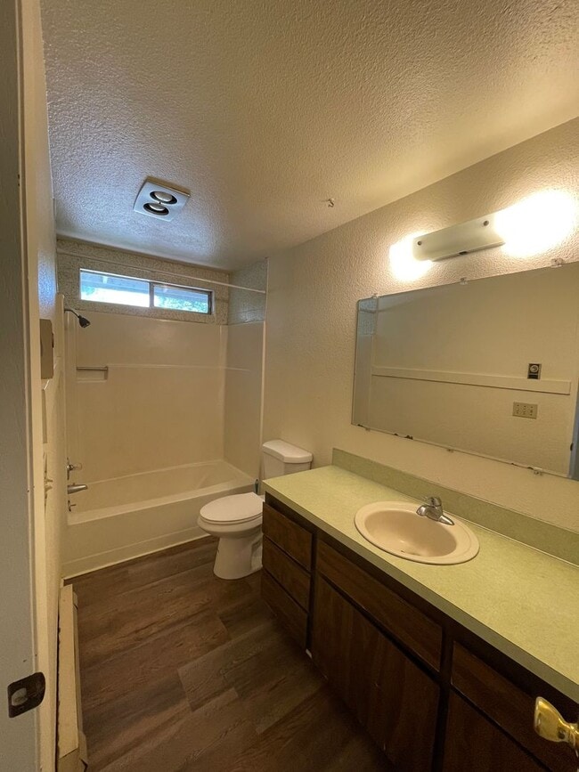 Building Photo - 3 Bed 1.5 Bath Townhouse