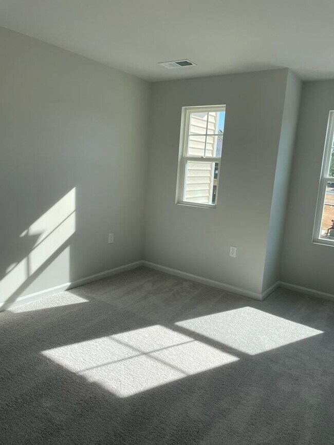 Building Photo - **OFFERING REFUNDABLE APPLICATION FEES** Stunning Newly Built 3BD, 2.5BA Raleigh Townhome in an H...