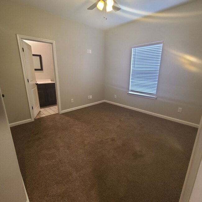 Building Photo - 3 bedroom 3 bathroom home available in July!