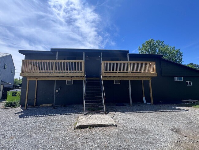 Building Photo - Newly Remodeled 2 bed 1 bath Apartment