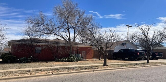 Building Photo - PRE-LEASING FALL 2026 ! Available AUG 2026