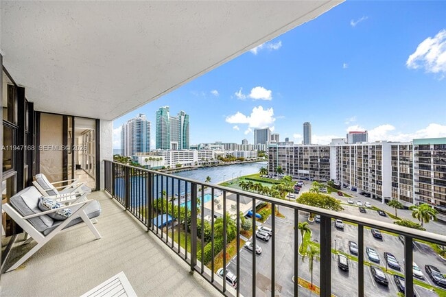 Building Photo - 600 Parkview Dr