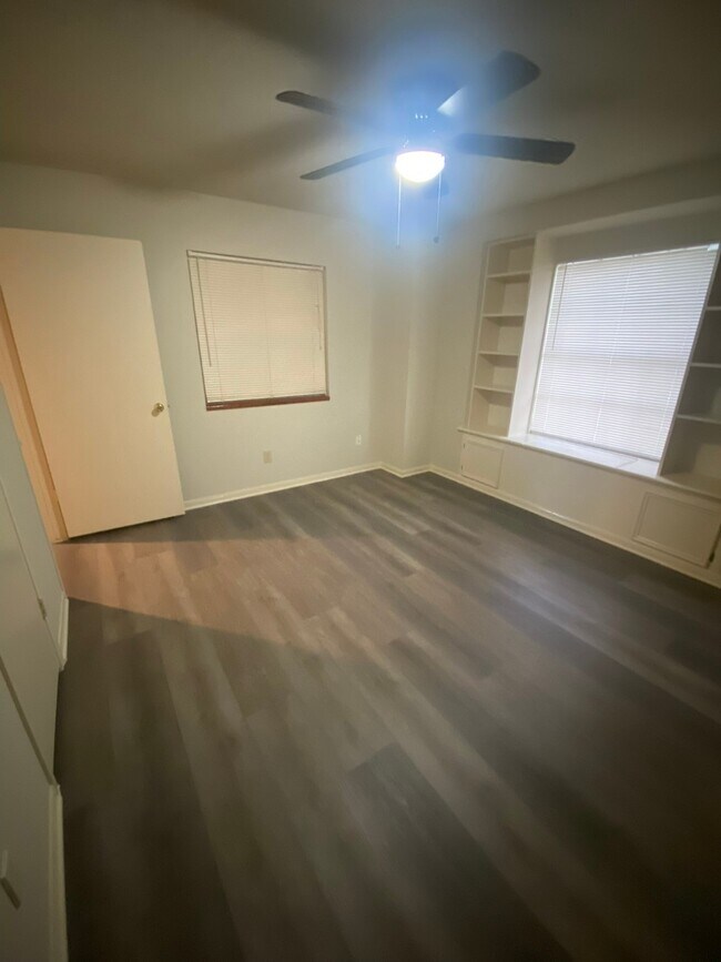 Building Photo - 8915 Weyburn Grove Dr