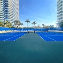 Building Photo - 300 S Pointe Dr