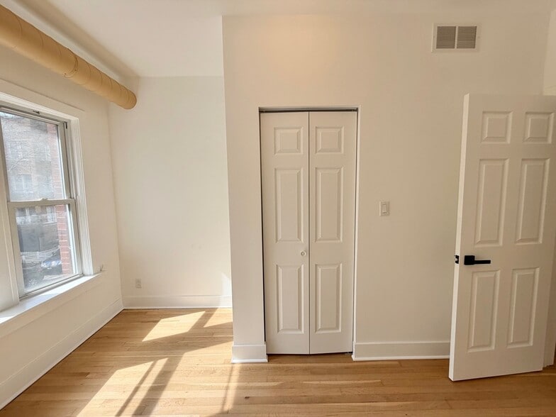 Building Photo - 1522 W Ardmore Ave