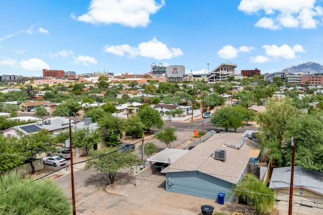 Building Photo - Charming remodeled home near UA