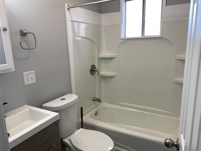 Building Photo - 505 Stanley Ave