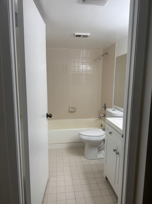 Building Photo - 560 S Park Rd