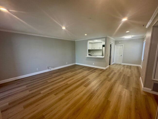 Building Photo - 2 Bedroom, Newly Renovated Beautiful Condo...