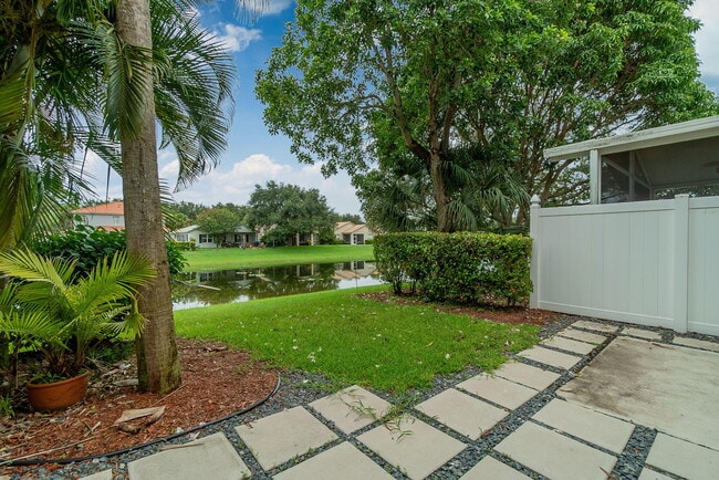 Building Photo - 205 River Bluff Ln