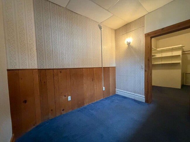 Building Photo - 3 Bedroom Student Rental New UW-Eau Claire - Available Now!