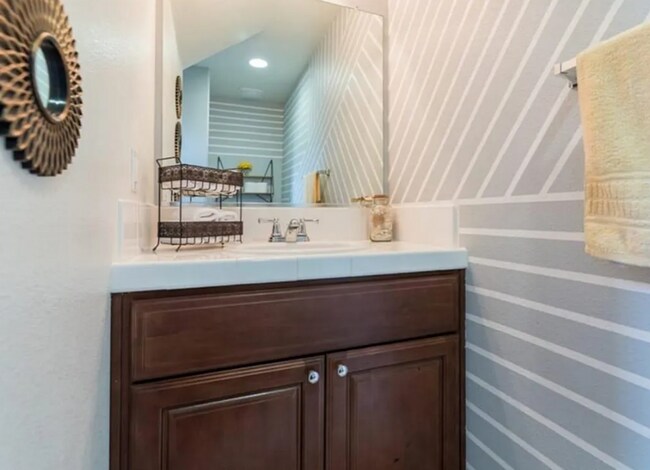 Building Photo - Heritage Square Newer Two Story in Gated Development