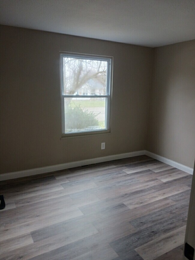 Building Photo - 430 Sara St