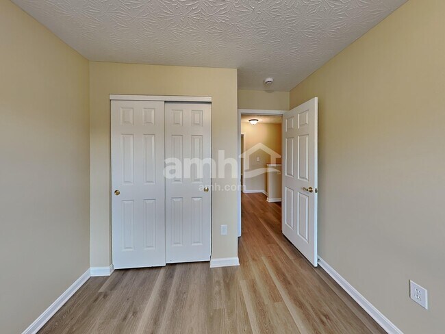 Building Photo - 5 S Ridge Dr