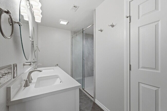 Building Photo - "Beautifully Maintained 3-Bedroom, 3-Bath Gem with Modern Updates, Spacious Living and Exceptiona...