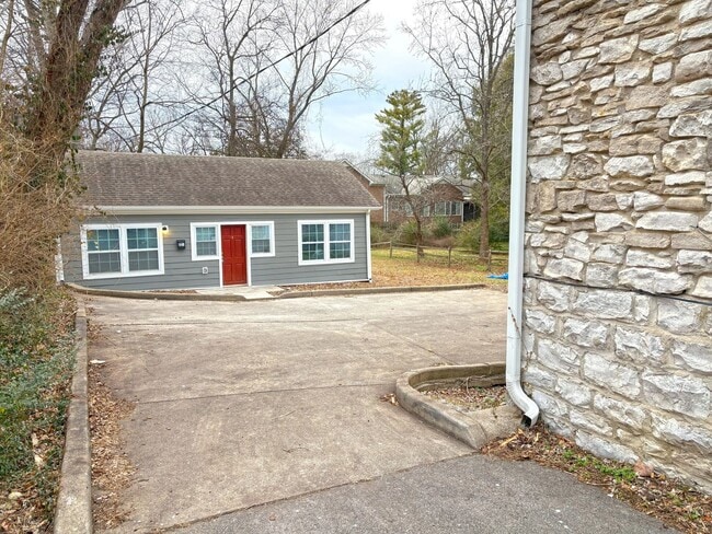 Building Photo - 2 Bedroom and 1 Bath Cottage with private parking and large back yard.