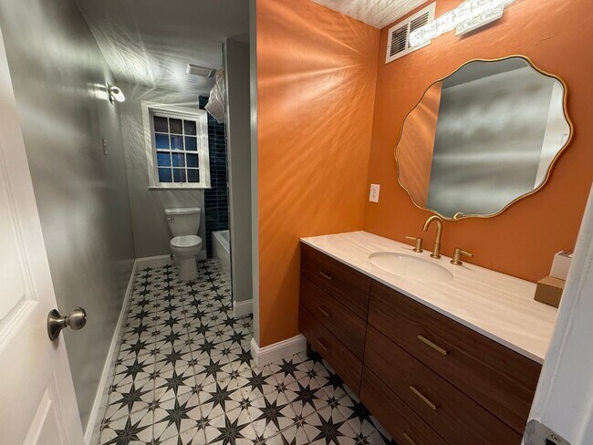 Building Photo - 2 Bedrooms, 2 Bathrooms - Home in Maplewood!