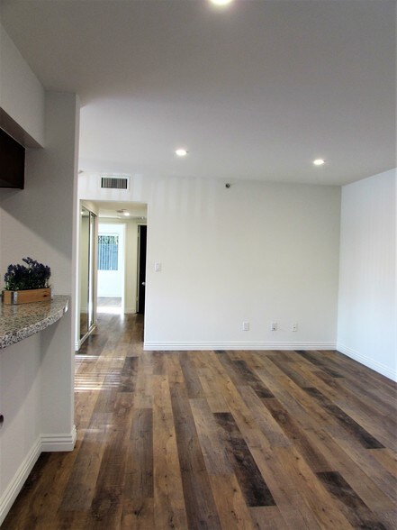 Building Photo - 557 W Stocker St