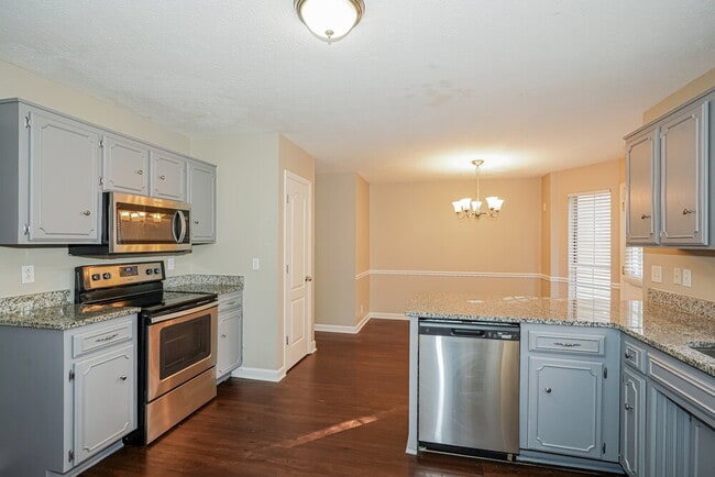 Building Photo - 642 Knollwood Dr