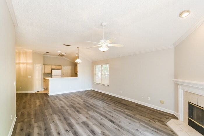 Building Photo - 884 Putters Green Way N