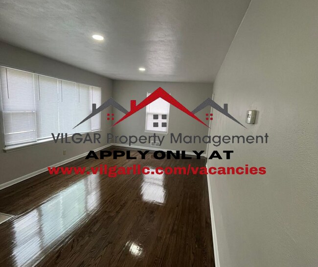 Building Photo - Gorgeous 3 spacious bedrooms, 1 attractive...