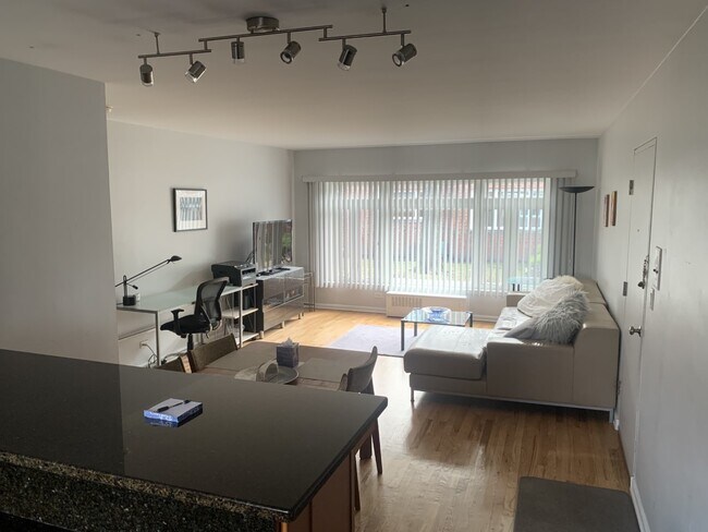 Building Photo - 606 Green Bay Rd