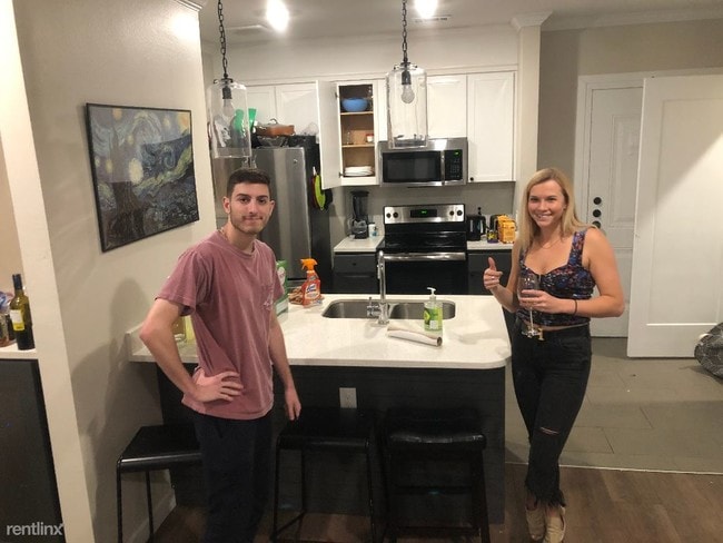 Building Photo - 1 br, 1 bath Apartment - 2414 San Gabriel St.