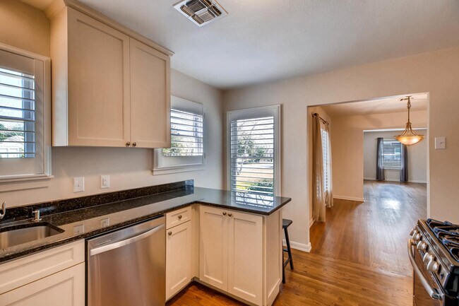 Building Photo - Charming 2 BR / 1 Bath in highly desirable Terrell Heights of San Antonio!