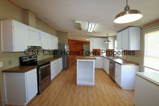 Building Photo - Large Home