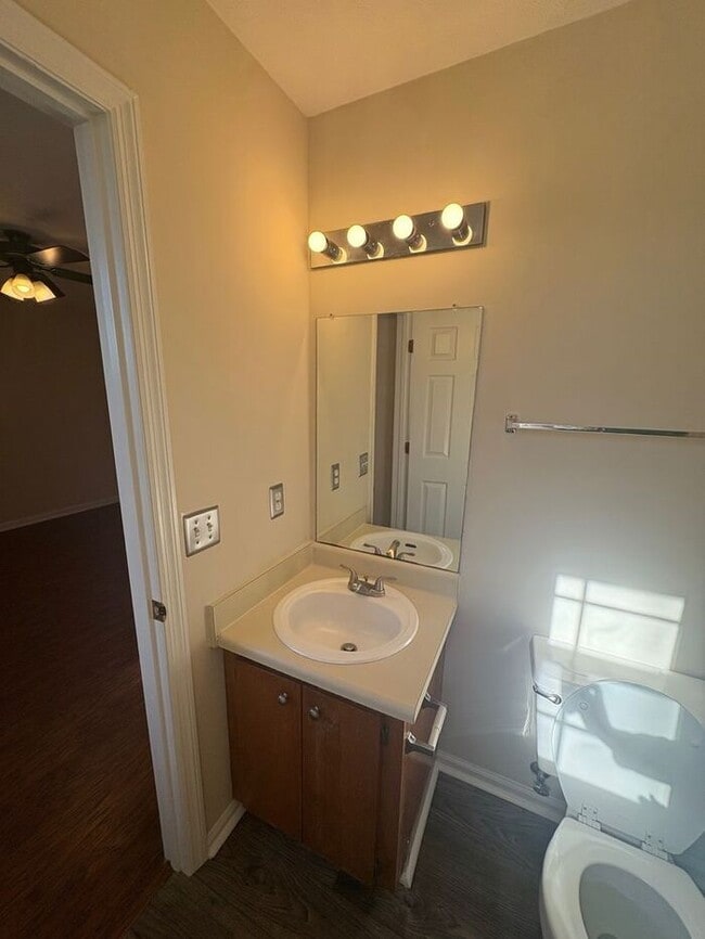 Building Photo - 3 Bed/2 Bath with Deck/Yard in quite neigh...