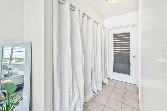 Building Photo - Conveniently Located Studio - Available April 1st