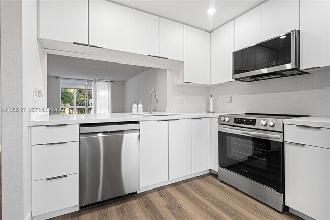 Building Photo - 901 NE 14th Ave