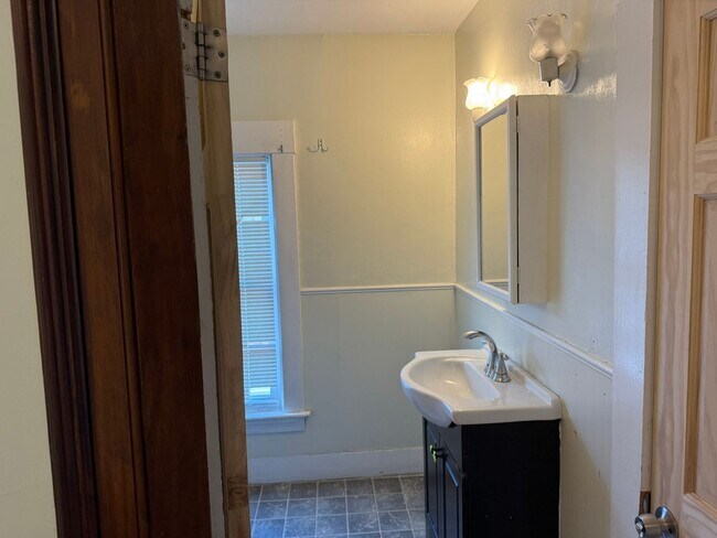 Building Photo - 278 Pleasant St