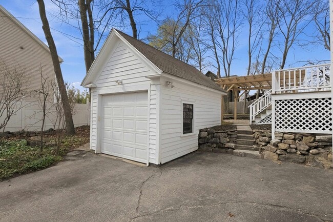 Building Photo - 198 Linden St