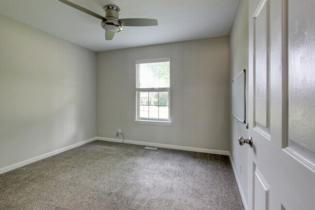 Building Photo - Updated 3bed 2 bath in St B with SEPARATE WORKSHOP around back.