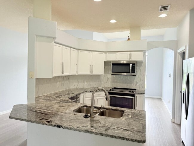 Building Photo - 1905 Fairway Loop